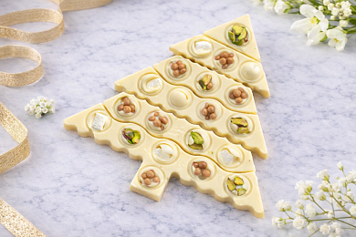 Шоколад белый с орехами "Елка" 130г