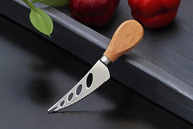 Нож для мягких сыров маленький с деревянной ручкой