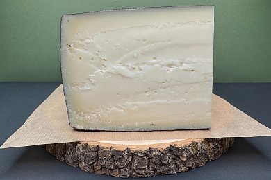 Сыр Кипиа из козьего молока с трюфелем 12 мес., 50%