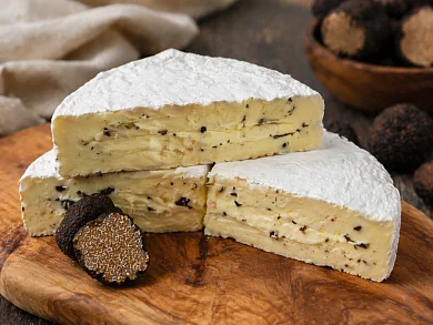 Cыр Бри с белой плесенью с трюфелем ROYAL, 50% вес.